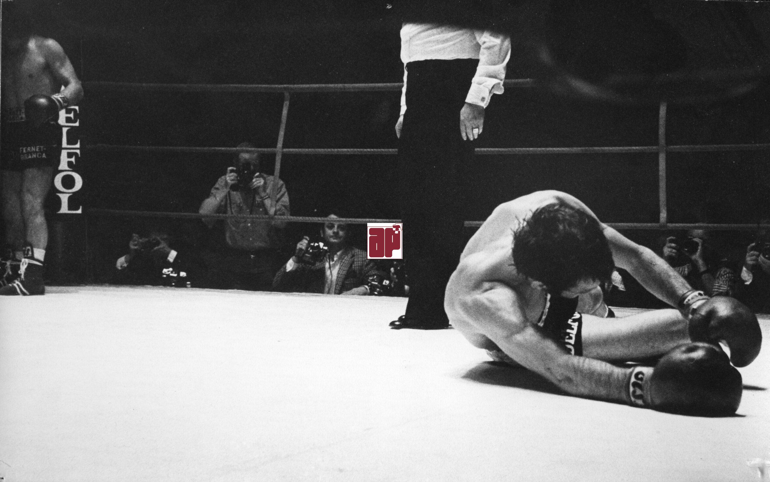 ådan endte VM-kampen for den professionelle bokser Jørgen Hansen, som blev slået ud af verdensmesteren Bruno Arcari fra Italien. KB-Hallen 1. november 1973. (Foto: Erling Madsen)